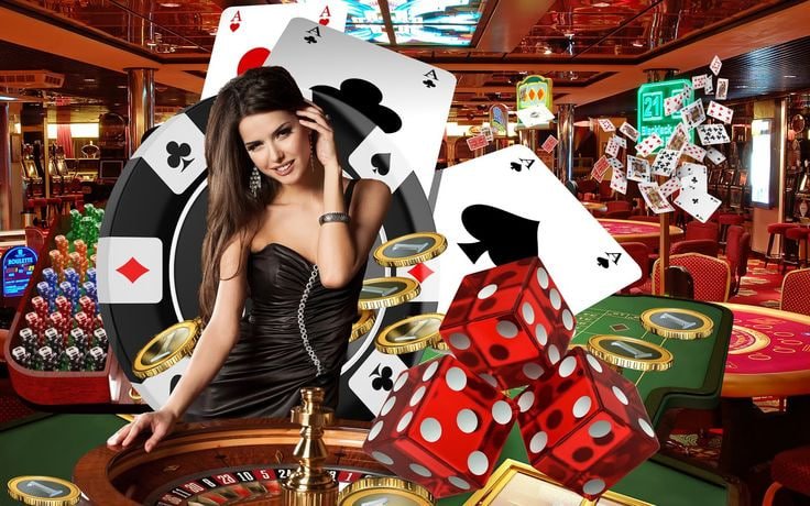 Kartu poker dan chip di meja dealer langsung